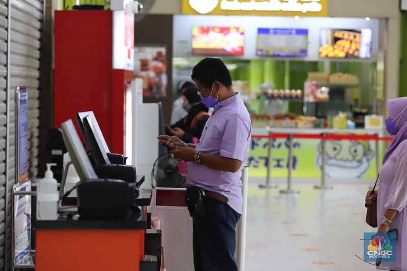 Calon penumpang kereta api memesan tiket di Stasiun Gambir, Jakarta, Selasa, (15/3/2022). (CNBC Indonesia/Muhammad Sabki) Calon penumpang kereta api memesan tiket di Stasiun Gambir, Jakarta, Selasa, (15/3/2022). (CNBC Indonesia/Muhammad Sabki)