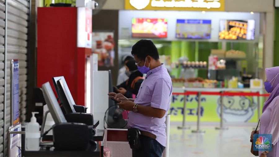 Calon penumpang kereta api memesan tiket di Stasiun Gambir, Jakarta, Selasa, (15/3/2022). (CNBC Indonesia/Muhammad Sabki)