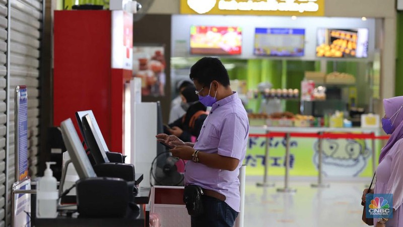 Calon penumpang kereta api memesan tiket di Stasiun Gambir, Jakarta, Selasa, (15/3/2022). (CNBC Indonesia/Muhammad Sabki)