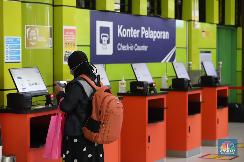 Calon penumpang kereta api memesan tiket di Stasiun Gambir, Jakarta, Selasa, (15/3/2022). (CNBC Indonesia/Muhammad Sabki) Calon penumpang kereta api memesan tiket di Stasiun Gambir, Jakarta, Selasa, (15/3/2022). (CNBC Indonesia/Muhammad Sabki)