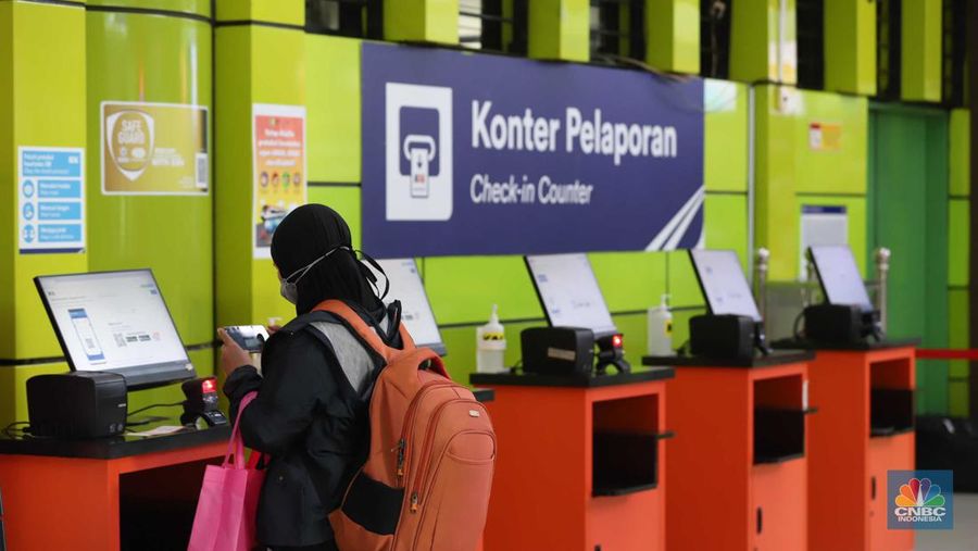 Calon penumpang kereta api memesan tiket di Stasiun Gambir, Jakarta, Selasa, (15/3/2022). (CNBC Indonesia/Muhammad Sabki)
