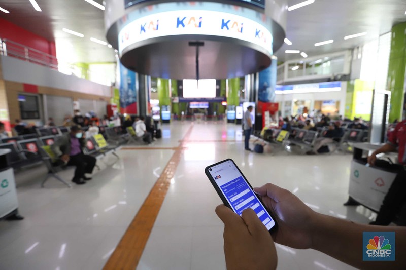 Calon penumpang kereta api memesan tiket di Stasiun Gambir, Jakarta, Selasa, (15/3/2022). (CNBC Indonesia/Muhammad Sabki) Calon penumpang kereta api memesan tiket di Stasiun Gambir, Jakarta, Selasa, (15/3/2022). (CNBC Indonesia/Muhammad Sabki)