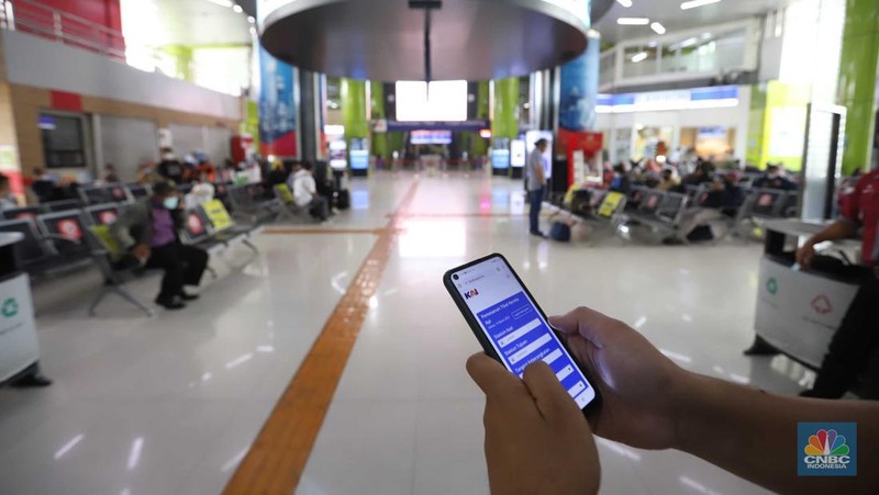 Calon penumpang kereta api memesan tiket di Stasiun Gambir, Jakarta, Selasa, (15/3/2022). (CNBC Indonesia/Muhammad Sabki)