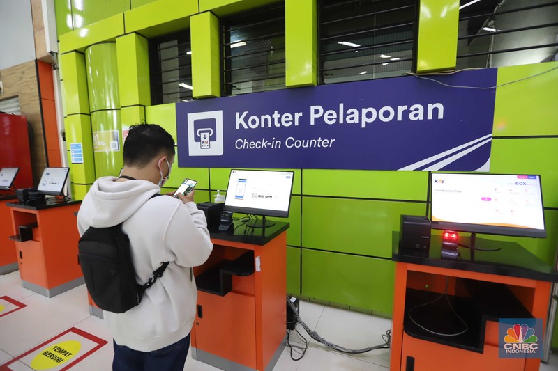 Calon penumpang kereta api memesan tiket di Stasiun Gambir, Jakarta, Selasa, (15/3/2022). (CNBC Indonesia/Muhammad Sabki) Calon penumpang kereta api memesan tiket di Stasiun Gambir, Jakarta, Selasa, (15/3/2022). (CNBC Indonesia/Muhammad Sabki)