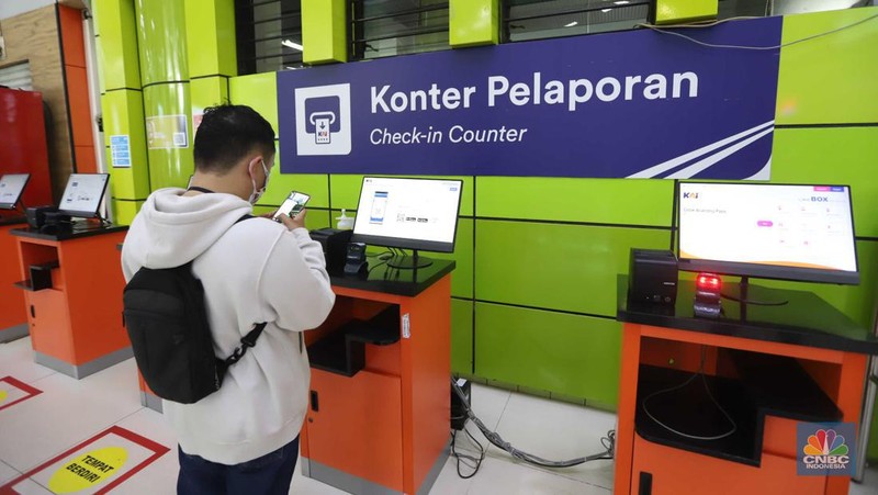 Calon penumpang kereta api memesan tiket di Stasiun Gambir, Jakarta, Selasa, (15/3/2022). (CNBC Indonesia/Muhammad Sabki)