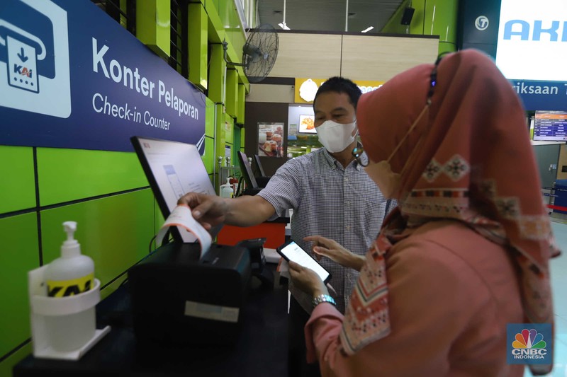 Calon penumpang kereta api memesan tiket di Stasiun Gambir, Jakarta, Selasa, (15/3/2022). (CNBC Indonesia/Muhammad Sabki) Calon penumpang kereta api memesan tiket di Stasiun Gambir, Jakarta, Selasa, (15/3/2022). (CNBC Indonesia/Muhammad Sabki)