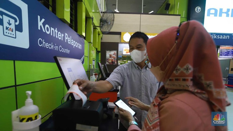 Calon penumpang kereta api memesan tiket di Stasiun Gambir, Jakarta, Selasa, (15/3/2022). (CNBC Indonesia/Muhammad Sabki)