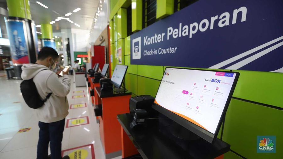 Calon penumpang kereta api memesan tiket di Stasiun Gambir, Jakarta, Selasa, (15/3/2022). (CNBC Indonesia/Muhammad Sabki)