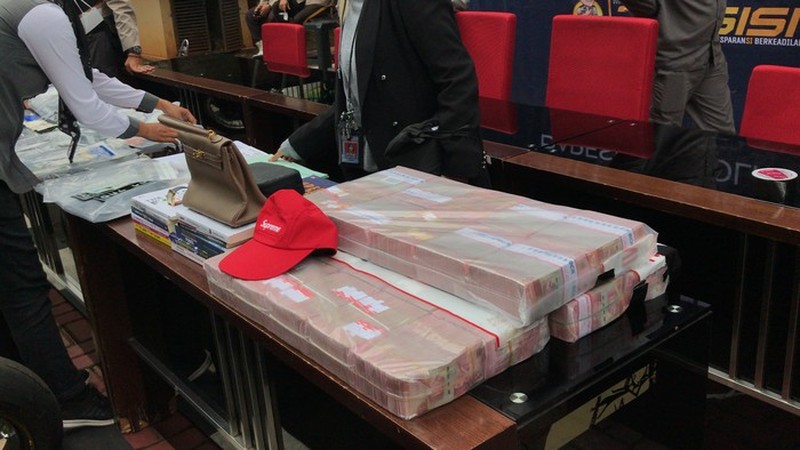 Gepokan uang milik Doni Salmanan juga dipamerkan polisi sebagai barang bukti. (Dok: Hanif Hawari/detikcom) Gepokan uang milik Doni Salmanan juga dipamerkan polisi sebagai barang bukti. (Dok: Hanif Hawari/detikcom)