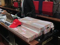 Diduga Nipu, Nih Tumpukan Uang & Barang Bukti Doni Salmanan