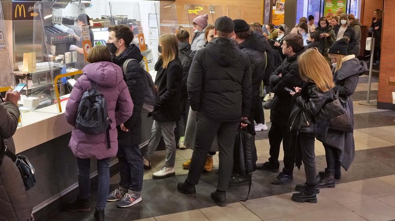 McDonald's akan menutup gerainya di Rusia. AP/