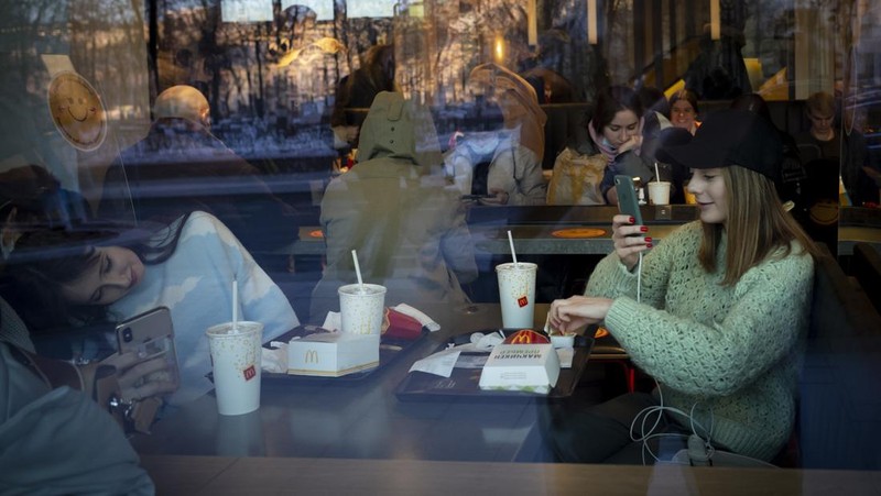 McDonald's akan menutup gerainya di Rusia. AP/