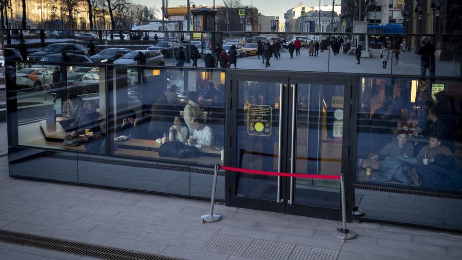 McDonald's akan menutup gerainya di Rusia. AP/