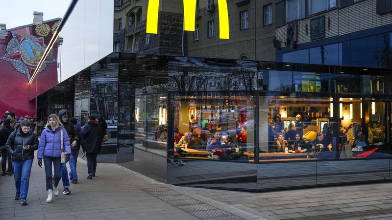 McDonald's akan menutup gerainya di Rusia. AP/