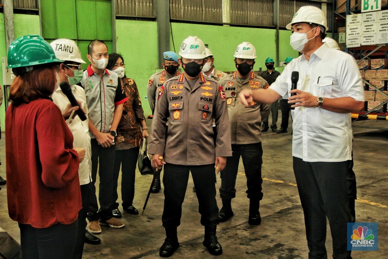 Menteri Perdagangan Muhammad Lutfi, melakukan kunjungan mendadak ke pabrik minyak goreng di kawasan Marunda, Jakarta Utara, Selasa (15/3). (CNBC Indonesia/Muhammad Sabki) Menteri Perdagangan Muhammad Lutfi, melakukan kunjungan mendadak ke pabrik minyak goreng di kawasan Marunda, Jakarta Utara, Selasa (15/3). (CNBC Indonesia/Muhammad Sabki)