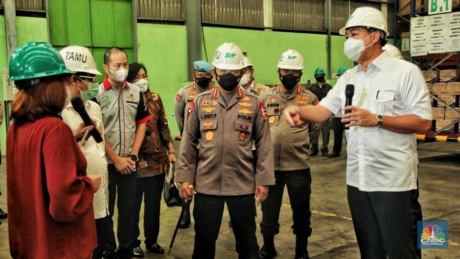 Menteri Perdagangan Muhammad Lutfi, melakukan kunjungan mendadak ke pabrik minyak goreng di kawasan Marunda, Jakarta Utara, Selasa (15/3). (CNBC Indonesia/Muhammad Sabki)
