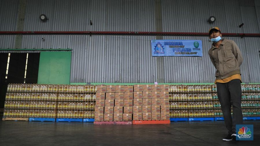 Menteri Perdagangan Muhammad Lutfi, melakukan kunjungan mendadak ke pabrik minyak goreng di kawasan Marunda, Jakarta Utara, Selasa (15/3). (CNBC Indonesia/Muhammad Sabki)