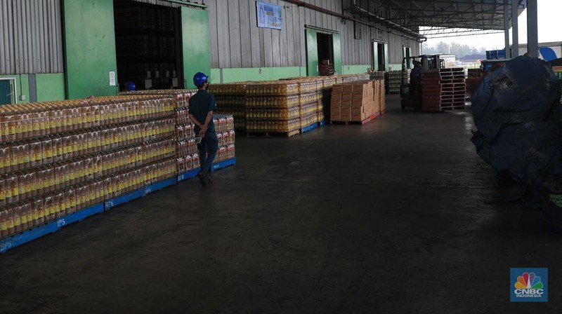 Menteri Perdagangan Muhammad Lutfi, melakukan kunjungan mendadak ke pabrik minyak goreng di kawasan Marunda, Jakarta Utara, Selasa (15/3). (CNBC Indonesia/Muhammad Sabki)