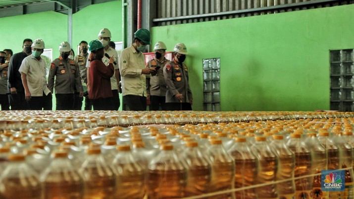 Menteri Perdagangan Muhammad Lutfi, melakukan kunjungan mendadak ke pabrik minyak goreng di kawasan Marunda, Jakarta Utara, Selasa (15/3). (CNBC Indonesia/Muhammad Sabki)