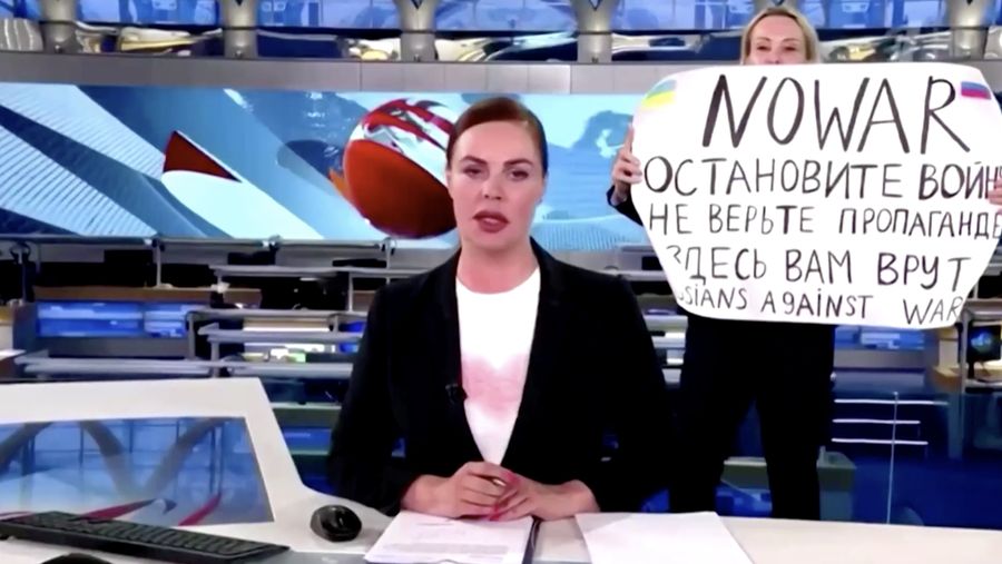 Pengunjuk rasa anti perang di studio mengganggu siaran langsung TV pemerintah Rusia. (Photo by STR/NurPhoto)NO USE FRANCE