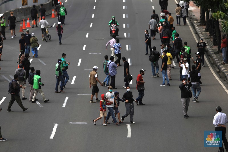 Antusias warga saat melihat parade pembalap MotoGP di Jakarta, Rabu (16/3/2022) (CNBC Indonesia/Muhammad Sabki)