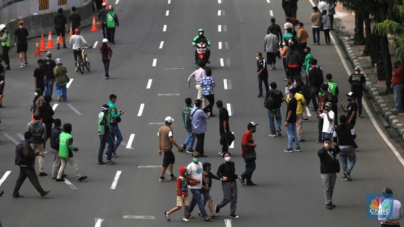Antusias warga saat melihat parade pembalap MotoGP di Jakarta, Rabu (16/3/2022) (CNBC Indonesia/Muhammad Sabki)