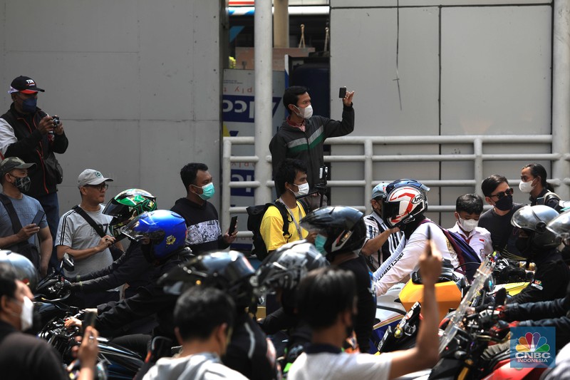 Antusias warga saat melihat parade pembalap MotoGP di Jakarta, Rabu (16/3/2022) (CNBC Indonesia/Muhammad Sabki) Antusias warga saat melihat parade pembalap MotoGP di Jakarta, Rabu (16/3/2022) (CNBC Indonesia/Muhammad Sabki)