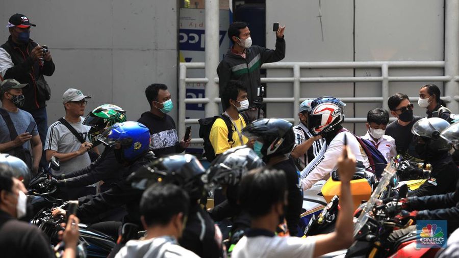 Antusias warga saat melihat parade pembalap MotoGP di Jakarta, Rabu (16/3/2022) (CNBC Indonesia/Muhammad Sabki)
