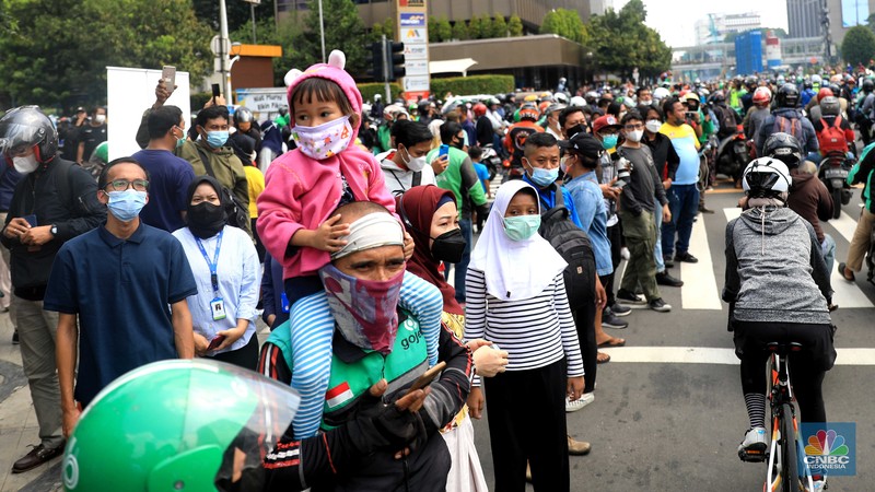 Antusias warga saat melihat parade pembalap MotoGP di Jakarta, Rabu (16/3/2022) (CNBC Indonesia/Muhammad Sabki)