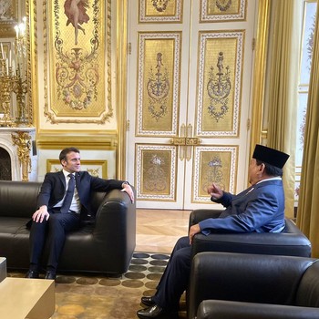 Disentuh Punggung, Potret Mesra Prabowo Bertemu Macron