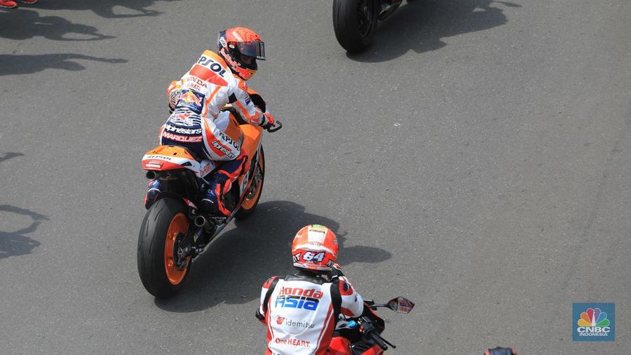 Parade pembalap MotoGP di Jakarta, Rabu (16/3/2022) (CNBC Indonesia/Muhammad Sabki)