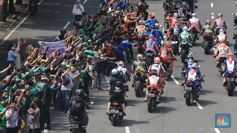 Parade pembalap MotoGP di Jakarta, Rabu (16/3/2022) (CNBC Indonesia/Muhammad Sabki)