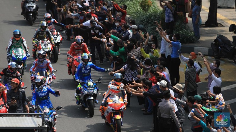 Parade pembalap MotoGP di Jakarta, Rabu (16/3/2022) (CNBC Indonesia/Muhammad Sabki)