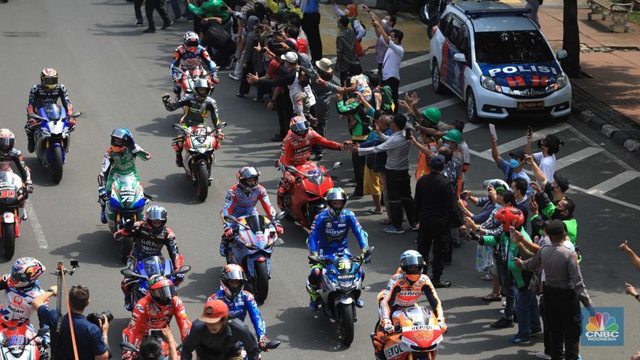 Parade pembalap MotoGP di Jakarta, Rabu (16/3/2022) (CNBC Indonesia/Muhammad Sabki)