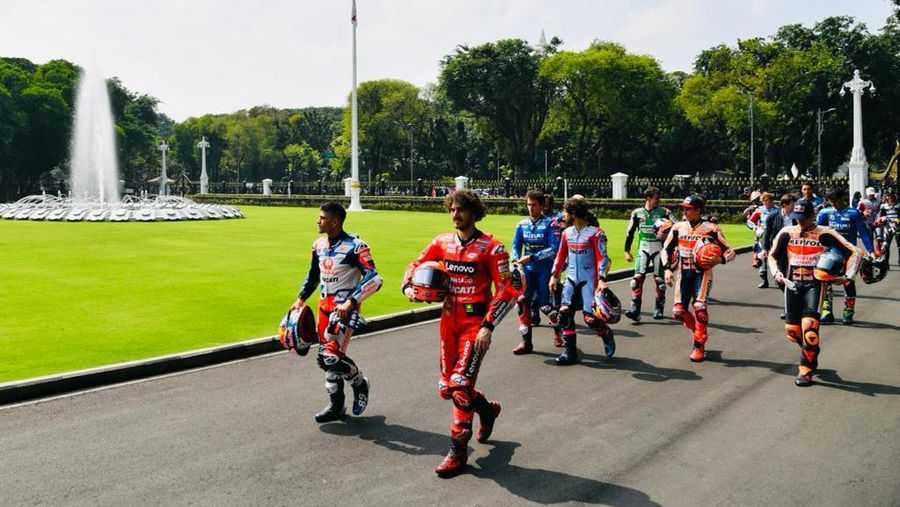 Presiden Joko Widodo menerima kunjungan sejumlah pembalap MotoGP di Istana Merdeka, Jakarta, pada Rabu, 16 Maret 2022. Kunjungan tersebut digelar sebagai penghormatan para pembalap dunia kepada Presiden Jokowi karena MotoGP Tahun 2022 diselenggarakan di Indonesia. (Dok: Biro Pers Sekretariat Presiden)
