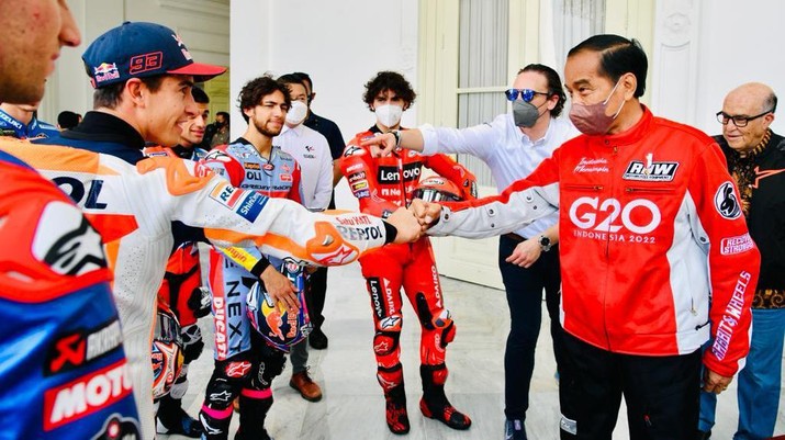 Presiden Joko Widodo menerima kunjungan sejumlah pembalap MotoGP di Istana Merdeka, Jakarta, pada Rabu, 16 Maret 2022. Kunjungan tersebut digelar sebagai penghormatan para pembalap dunia kepada Presiden Jokowi karena MotoGP Tahun 2022 diselenggarakan di Indonesia. (Dok: Biro Pers Sekretariat Presiden) Presiden Joko Widodo menerima kunjungan sejumlah pembalap MotoGP di Istana Merdeka, Jakarta, pada Rabu, 16 Maret 2022. Kunjungan tersebut digelar sebagai penghormatan para pembalap dunia kepada Presiden Jokowi karena MotoGP Tahun 2022 diselenggarakan di Indonesia. (Dok: Biro Pers Sekretariat Presiden)