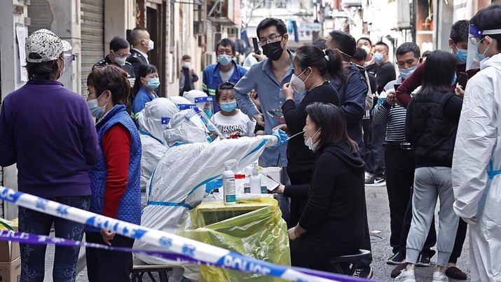 Tes covid warga China (VIA REUTERS/STRINGER) Tes covid warga China (VIA REUTERS/STRINGER)