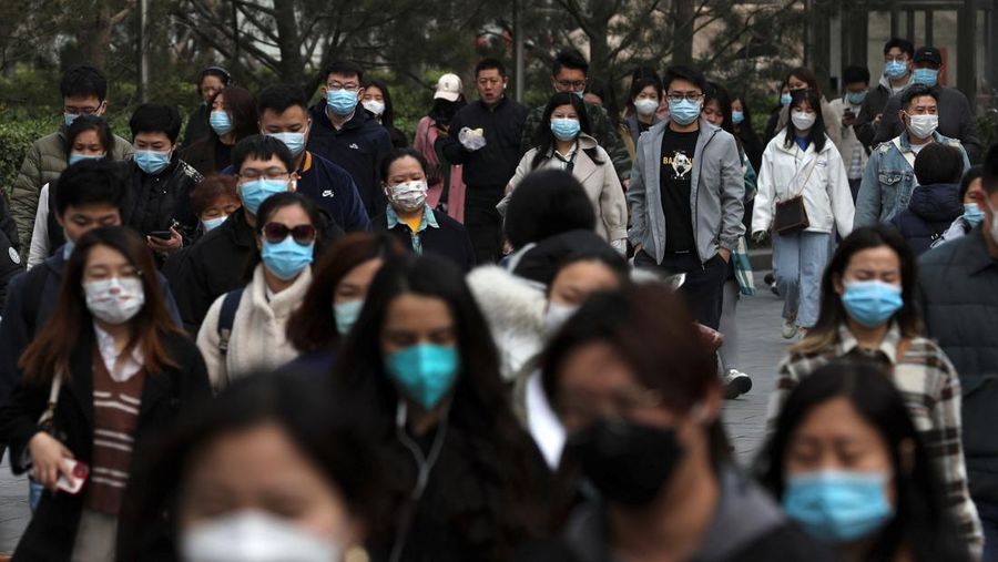 Warga China memakai masker saat jam kerja (REUTERS/TINGSHU WANG)
