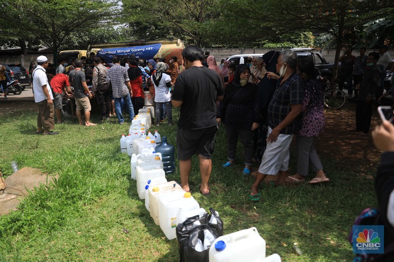 Antrean warga untuk mendapatkan minyak goreng di Pasar Senen, Jakarta, Kamis (17/3/2022). (CNBC Indonesia/Muhammad Sabki)