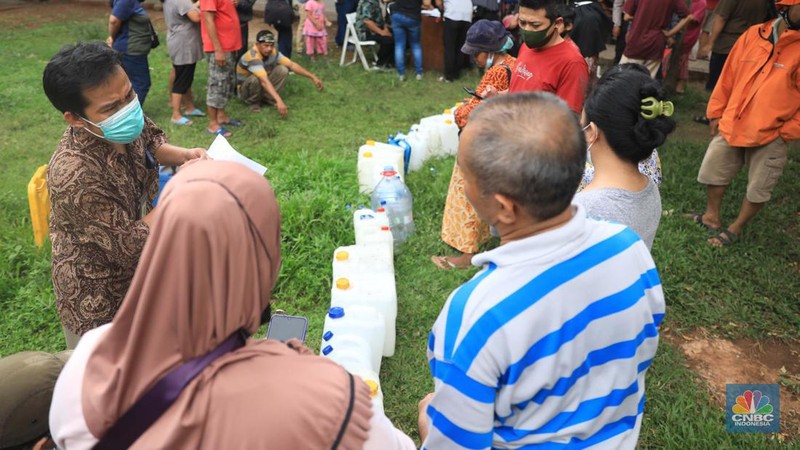 Antrean warga untuk mendapatkan minyak goreng di Pasar Senen, Jakarta, Kamis (17/3/2022). (CNBC Indonesia/Muhammad Sabki)