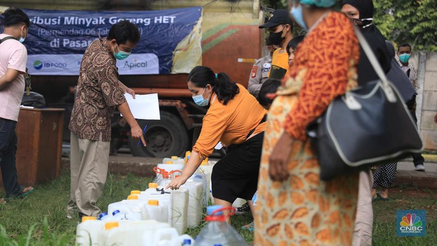 Antrean warga untuk mendapatkan minyak goreng di Pasar Senen, Jakarta, Kamis (17/3/2022). (CNBC Indonesia/Muhammad Sabki)