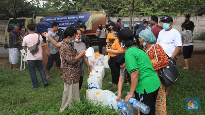 Antrean warga untuk mendapatkan minyak goreng di Pasar Senen, Jakarta, Kamis (17/3/2022). (CNBC Indonesia/Muhammad Sabki) Antrean warga untuk mendapatkan minyak goreng di Pasar Senen, Jakarta, Kamis (17/3/2022). (CNBC Indonesia/Muhammad Sabki)