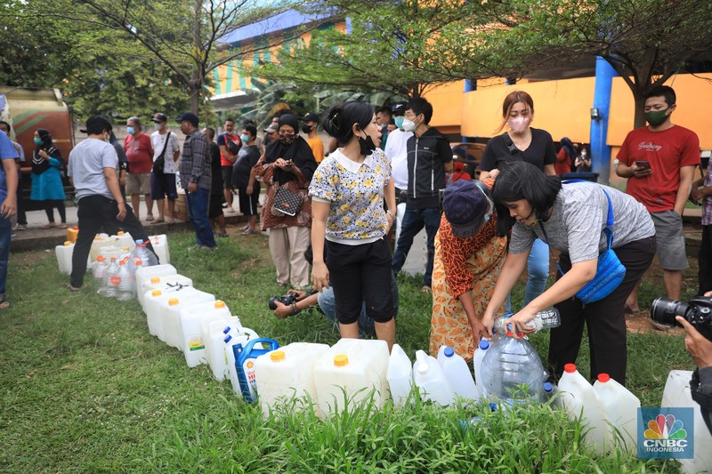 Antrean warga untuk mendapatkan minyak goreng di Pasar Senen, Jakarta, Kamis (17/3/2022). (CNBC Indonesia/Muhammad Sabki)