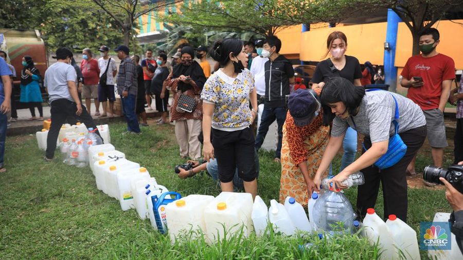 Antrean warga untuk mendapatkan minyak goreng di Pasar Senen, Jakarta, Kamis (17/3/2022). (CNBC Indonesia/Muhammad Sabki)