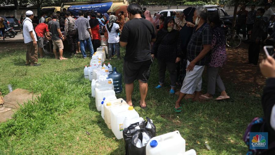 Antrean warga untuk mendapatkan minyak goreng di Pasar Senen, Jakarta, Kamis (17/3/2022). (CNBC Indonesia/Muhammad Sabki)