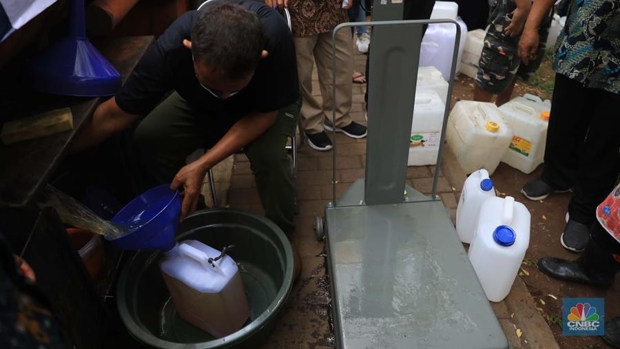 Antrean warga untuk mendapatkan minyak goreng di Pasar Senen, Jakarta, Kamis (17/3/2022). (CNBC Indonesia/Muhammad Sabki)