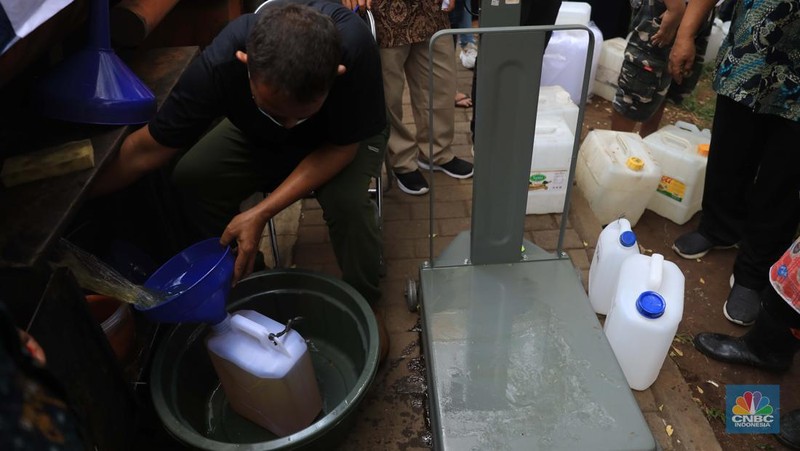 Antrean warga untuk mendapatkan minyak goreng di Pasar Senen, Jakarta, Kamis (17/3/2022). (CNBC Indonesia/Muhammad Sabki)