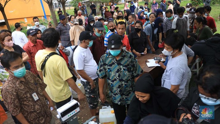 Antrean warga untuk mendapatkan minyak goreng di Pasar Senen, Jakarta, Kamis (17/3/2022). (CNBC Indonesia/Muhammad Sabki) Antrean warga untuk mendapatkan minyak goreng di Pasar Senen, Jakarta, Kamis (17/3/2022). (CNBC Indonesia/Muhammad Sabki)