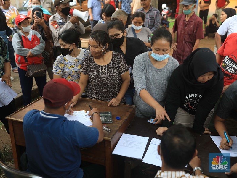 Antrean warga untuk mendapatkan minyak goreng di Pasar Senen, Jakarta, Kamis (17/3/2022). (CNBC Indonesia/Muhammad Sabki) Antrean warga untuk mendapatkan minyak goreng di Pasar Senen, Jakarta, Kamis (17/3/2022). (CNBC Indonesia/Muhammad Sabki)