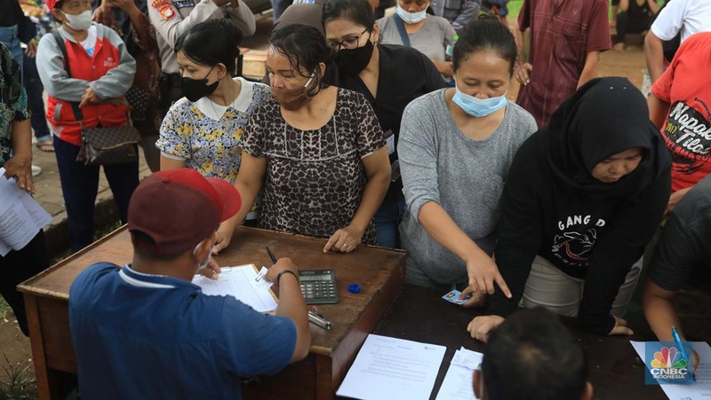 Antrean warga untuk mendapatkan minyak goreng di Pasar Senen, Jakarta, Kamis (17/3/2022). (CNBC Indonesia/Muhammad Sabki)